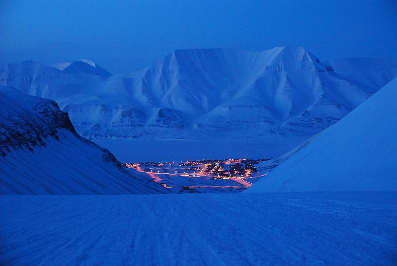Ellinor Rafaelsen bodde mange år i Longyearbyen på Svalbard, ble betatt av naturen, dro på turer, fotograferte og skrev serien Polarnetter.