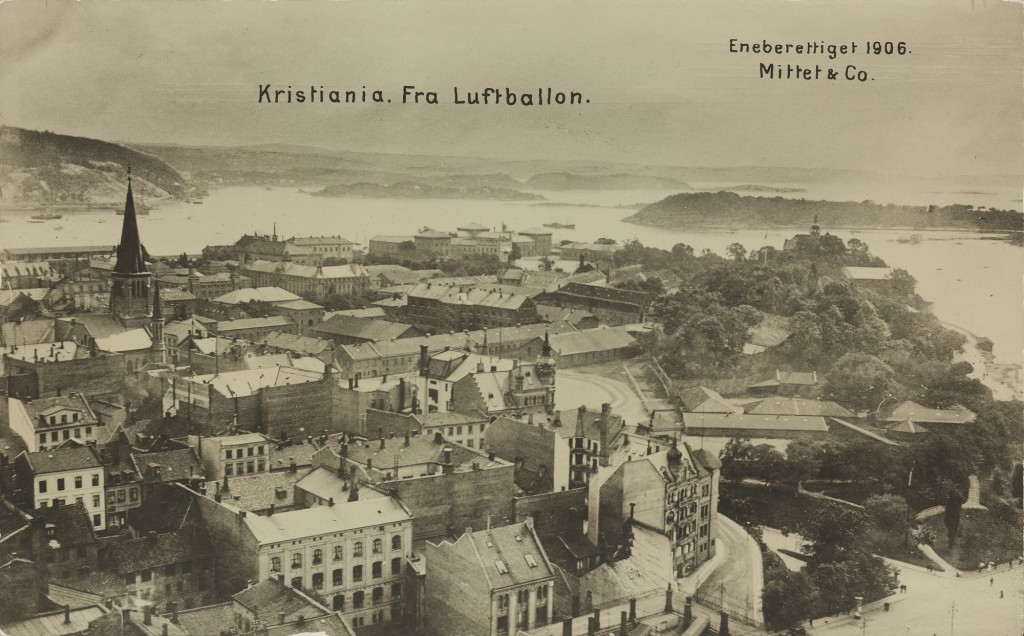 Utsikt-mot-Akershus-festning-Festningsplassen-og-Kontraskjaeret.-Til-venstre-i-bildet-sees-Johanneskirken-som-ble-revet-i-1928.