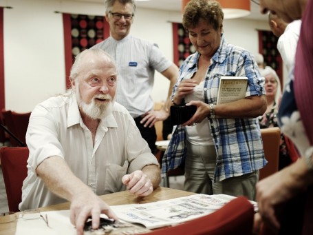Willy Ustad signerer første bok i serien. Foto: Simon Aldra.