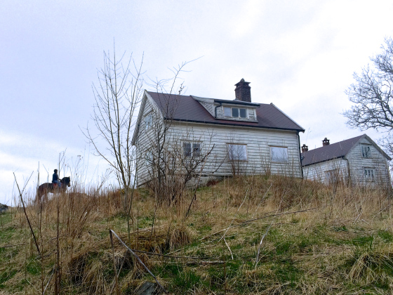 To gårdshus fra henholdsvis 1800-tallet og ca. 1920-tallet. (Foto: May Lis Ruus)