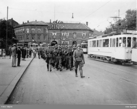 Tyske soldater på Nybrua i Oslo. Foto: Ukjent / Oslo byarkiv