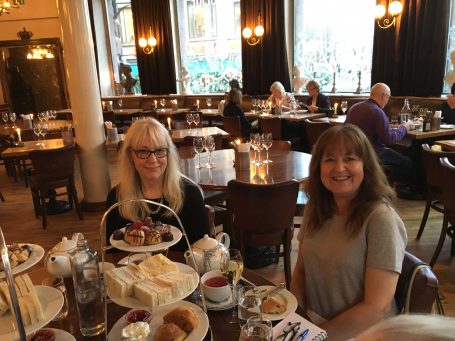 Leser møter forfatter. Anne og Liv koste seg på historiske Café Christiania. 