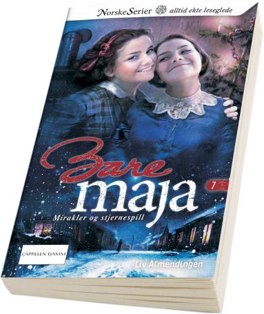 Bare Maja nummer 7 får du kjøpt i januar. Illustrasjonen viser juletreet på Haugen, som er laget av et kosteskaft. Men hvem er det Maja står sammen med på omslaget?