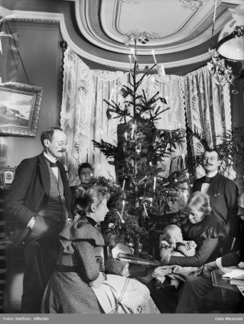 Familie samlet rundt juletreet i 1890-årene.